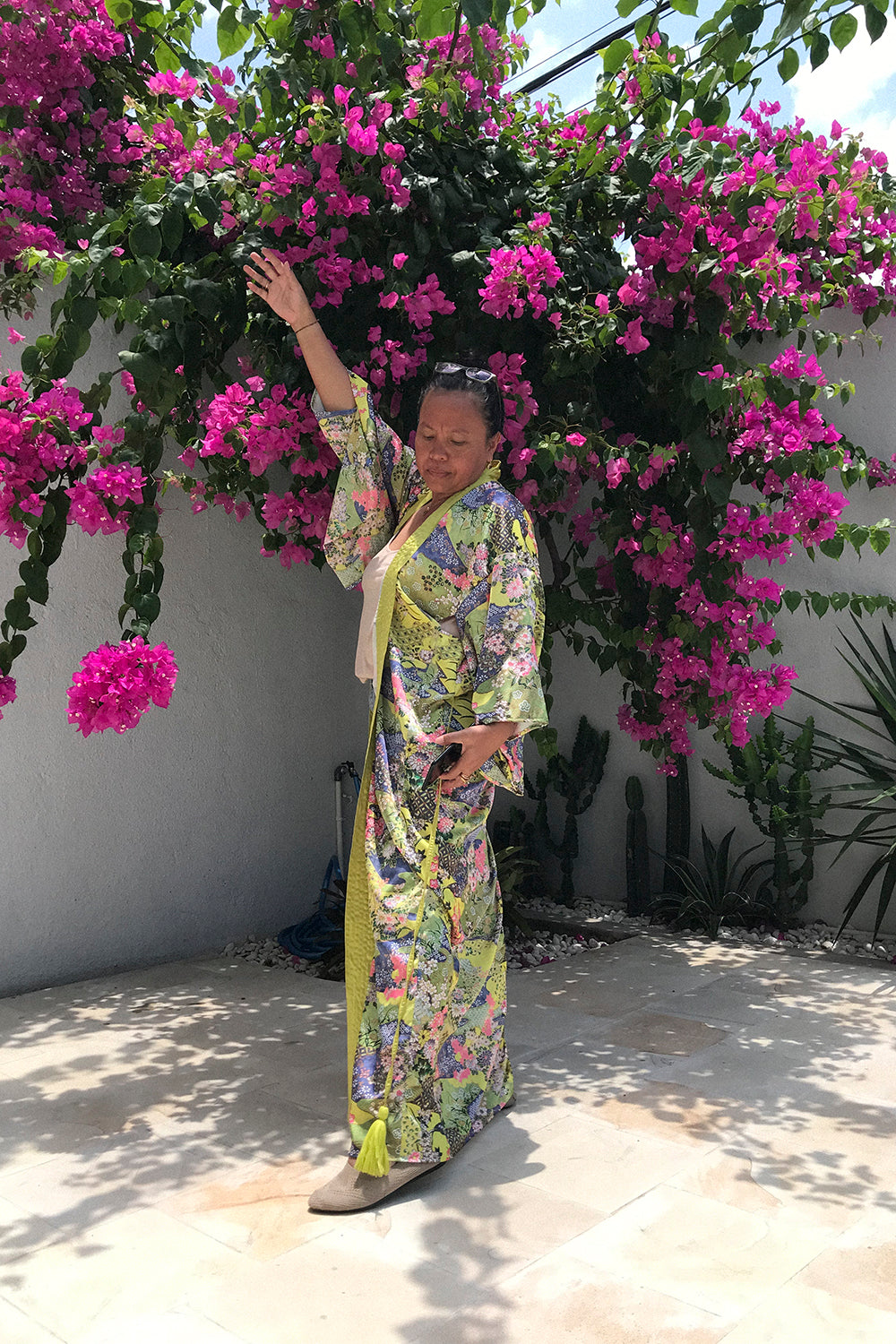 Introducing the latest sensation from Tulle and Batiste, the Floral Mirage Kimono in Dandelion Dream, meticulously crafted by our skilled Balinese artisans for the ethically conscious fashionista.