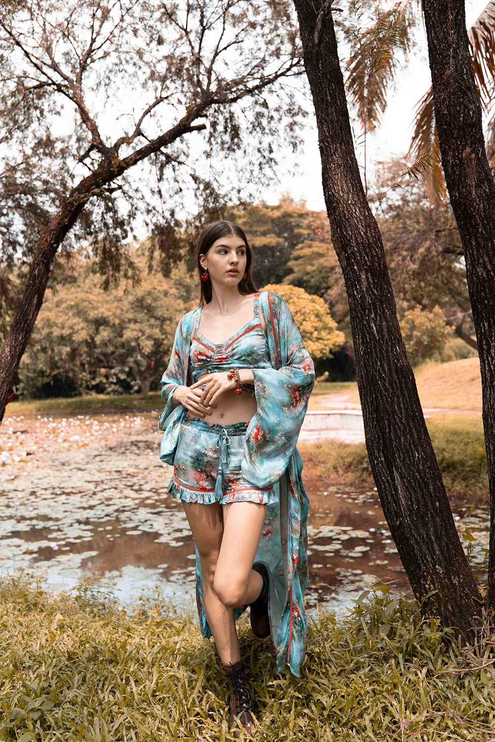 Revel in the luxurious comfort of the Moriko Kimono's lightweight fabric, designed for effortless layering and all-day wear, while still maintaining a boho-inspired aesthetic.