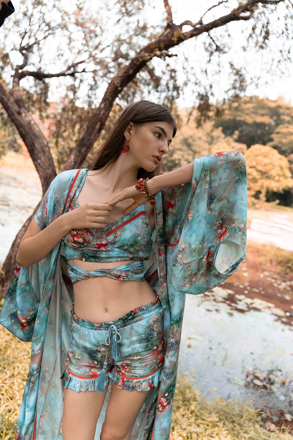 Step into a world of timeless elegance with the Moriko Kimono, a versatile piece that effortlessly transitions from casual daytime wear to evening glamour.